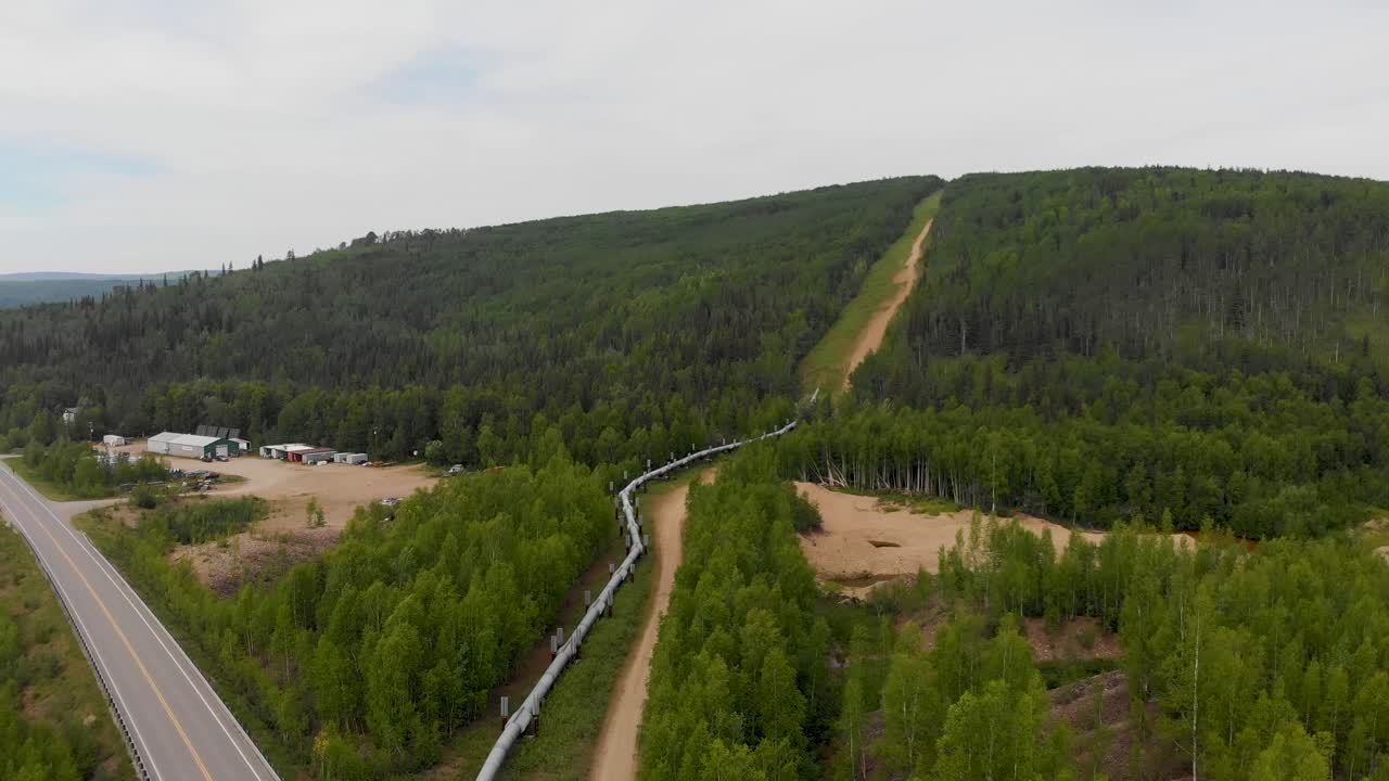 video de dron de 4k del oleoducto trans alaska en fairbanks, ak durante el día soleado de verano-14