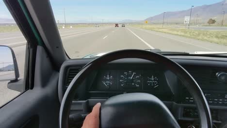 conducir por una carretera durante un día de primavera visto desde la perspectiva del conductor