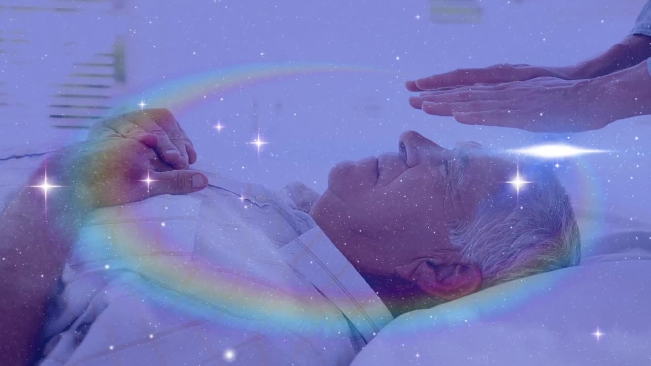 animación de estrellas y galaxias moviéndose sobre las manos de un hombre caucásico curando a un paciente anciano