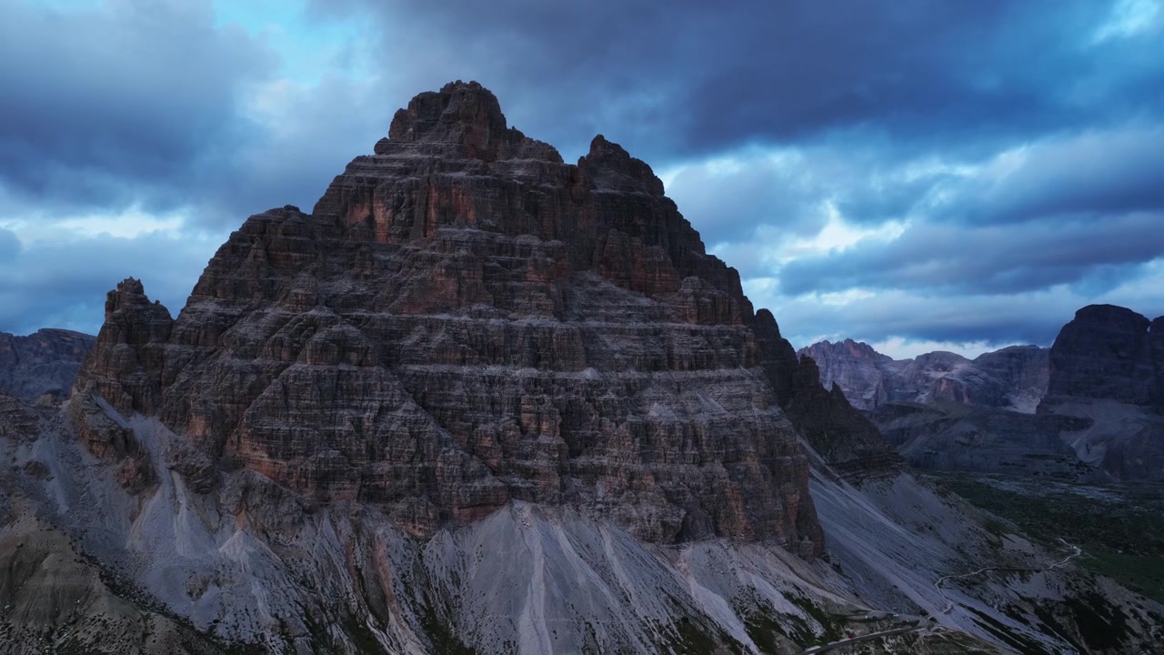 Luftfoto af det dramatiske bjerglandskab Tre Cime i Dolomitterne nær Auronzo Misurina i Italien