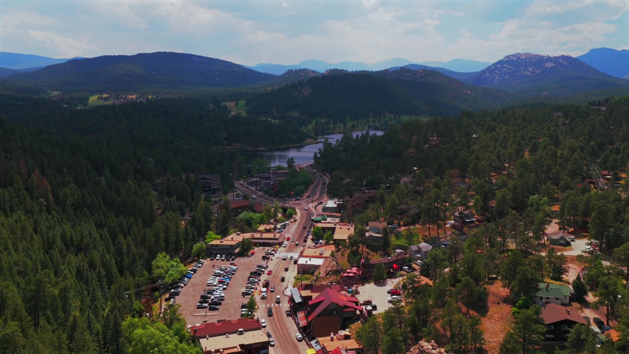 Centro de Evergreen Colorado, rua principal, edifícios comerciais, carros, Lago Evergreen, vista aérea de drone, Campo de Golfe de Denver, Monte Blue Sky, Montanhas Rochosas Front Range, verão, primavera, ensolarado, nublado, manhã, para frente
