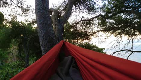 feliz disfrutando relajarse naturaleza salvaje paisaje vistas inspiradoras hamaca columpiándose en la costa mediterránea épica durante el amanecer senderismo aventura estilo de vida plano medio