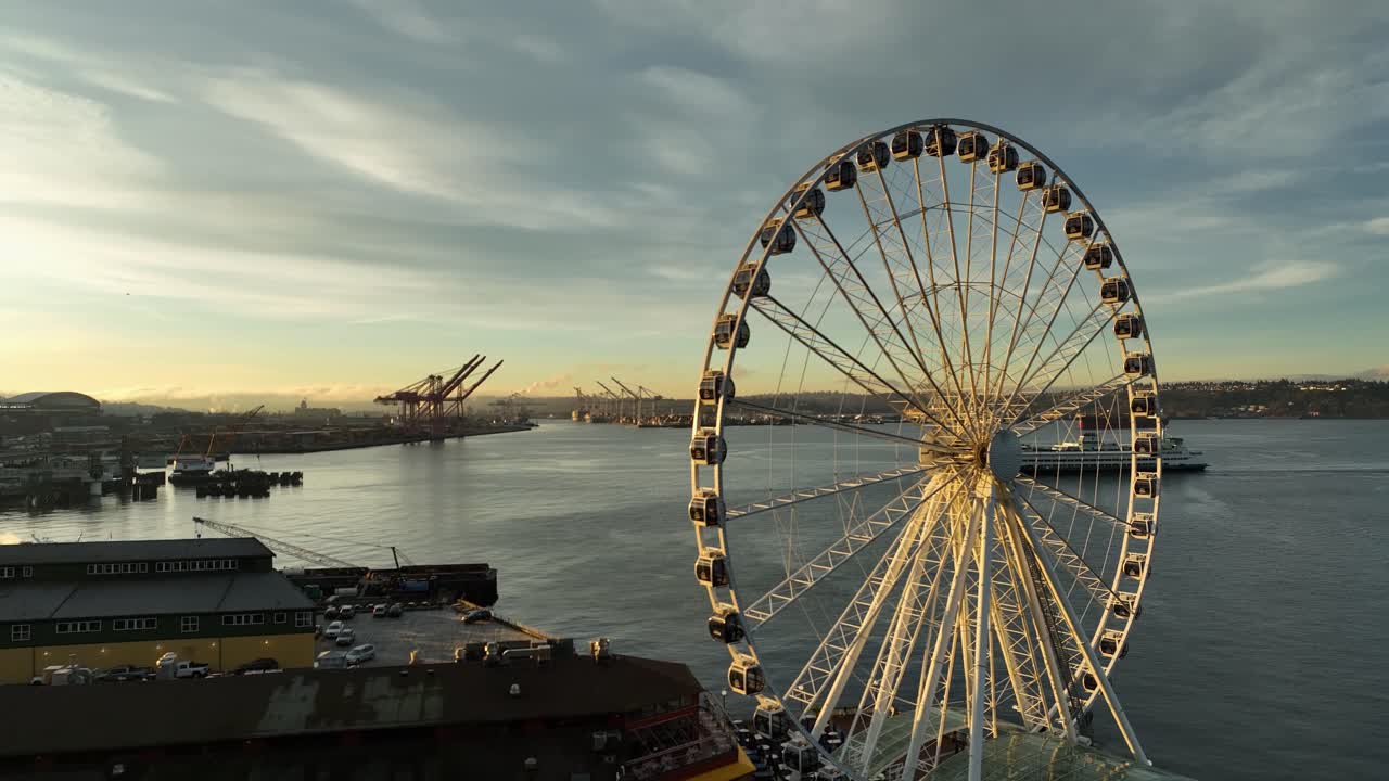 새벽에 엘리엇 베이에 있는 페리를 향해 시애틀 그레이트 을 지나가는 항공기