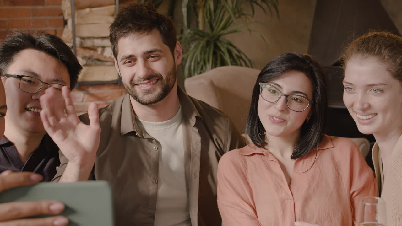 un buen grupo de amigos toman una selfie 1