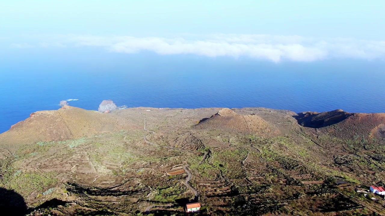 Ripresa mattutina rilassata con drone su un'area vulcanica a Guarazoca, sull'isola canaria di El Hierro