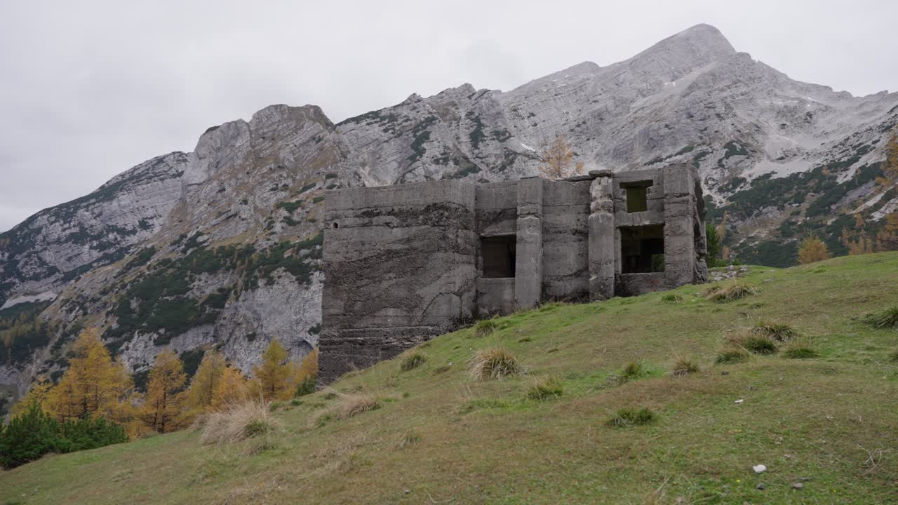Övergiven stenstruktur i Vrsic, Slovenien, med naturskön bergsbakgrund.