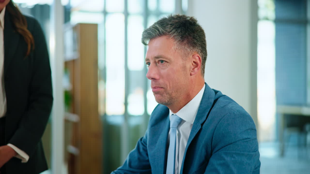 un hombre de negocios hablando en una reunión de negocios