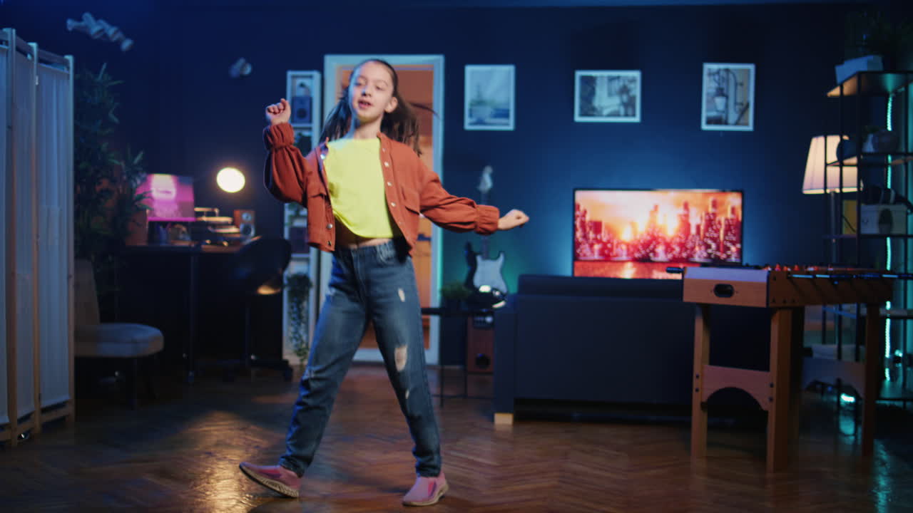 niño lindo mostrando habilidades de baile geniales, filmando contenido familiar