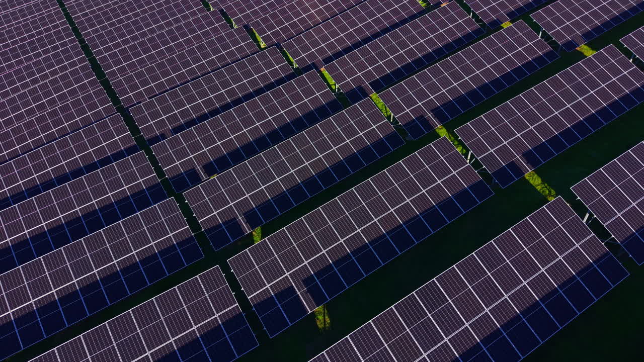 I pannelli solari si estendono nel paesaggio catturando la luce solare per trasformare l'energia in un vasto impianto di energia rinnovabile