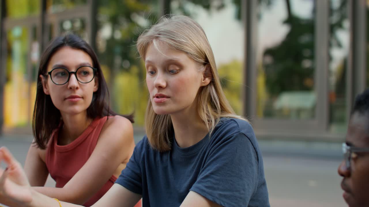 группа молодых взрослых в разговоре