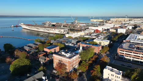 innenstadt von newport news va mit uferpromenade