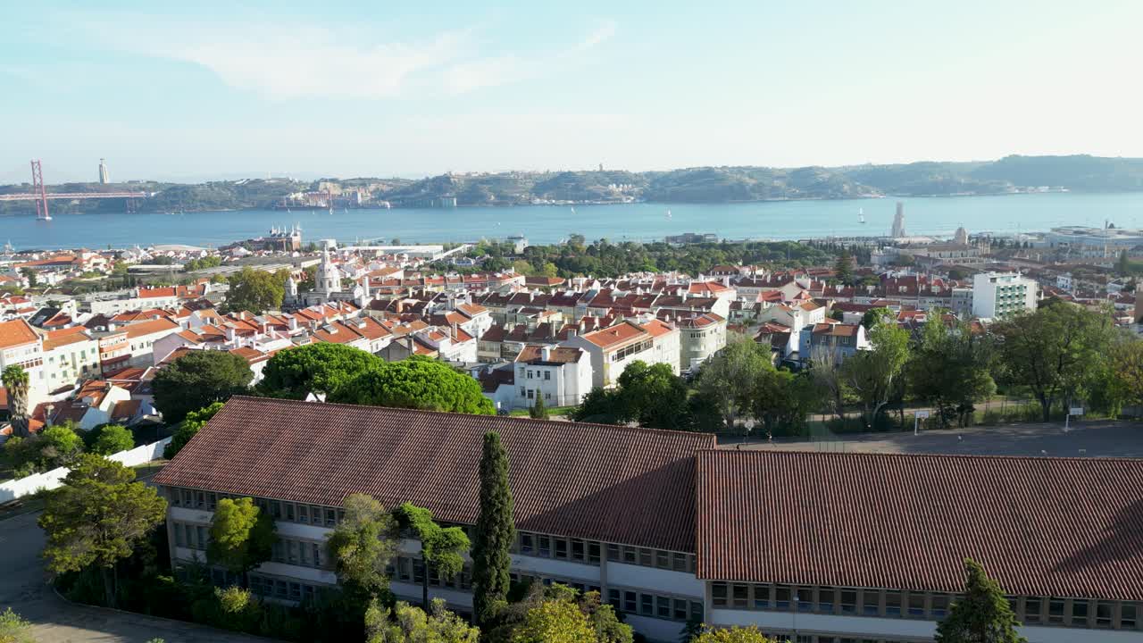 포르투갈 리스본 과 태고 강 을 가로지르는 25 de abril 다리 의 공중 뷰