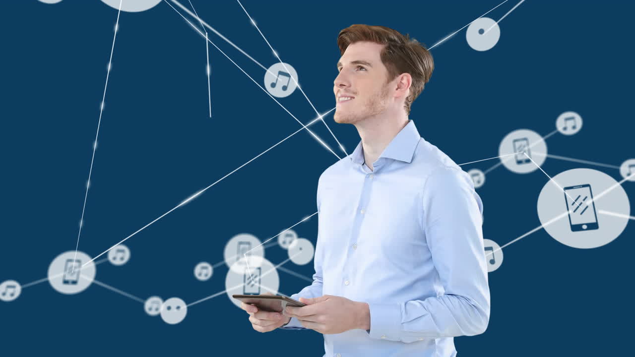 파란색 배경에 미디어 아이콘 네트워크를 가진 태블릿을 사용하는 행복한 백인 남자의 애니메이션