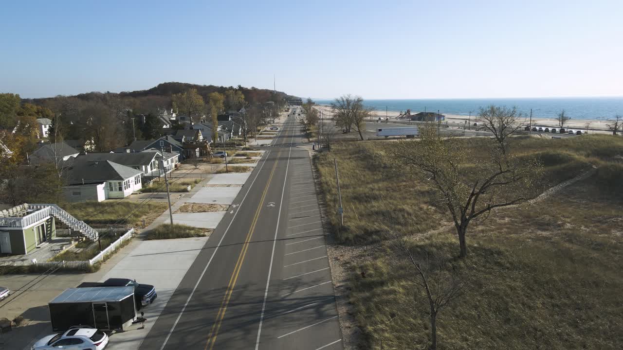 una mirada hacia la calle de la playa en muskegon a orillas del lago michigan