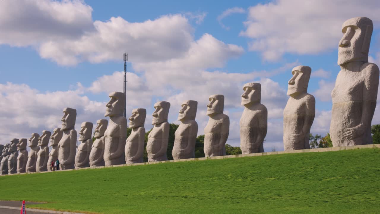 Statue Moai in fila al cimitero di Makomanai