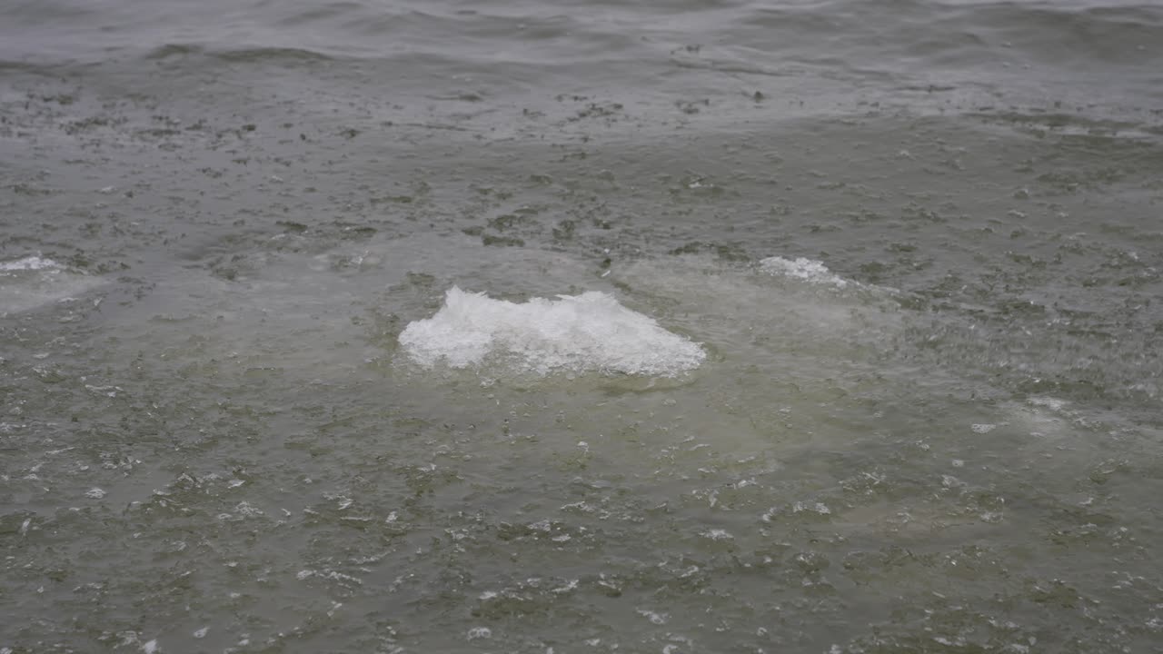 얼어붙은 물 위에 흐르는 얼음