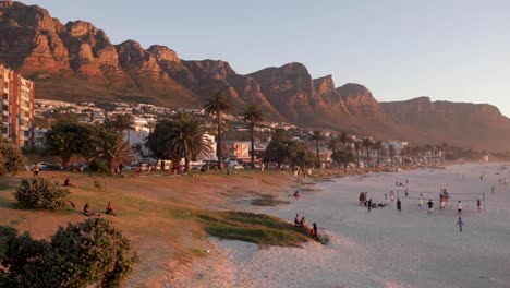 Schwenkansicht-Von-Camps-Bay,-Kapstadt-Während-Des-Sonnenuntergangs---Goldene-Stunde