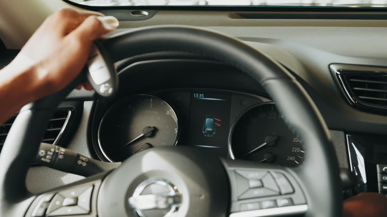 vista de cerca del tablero de instrumentos y el volante de un automóvil