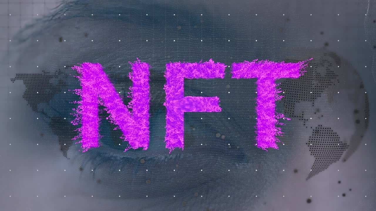 Animazione di NFT su elaborazione dati, globo e occhi di donna caucasica