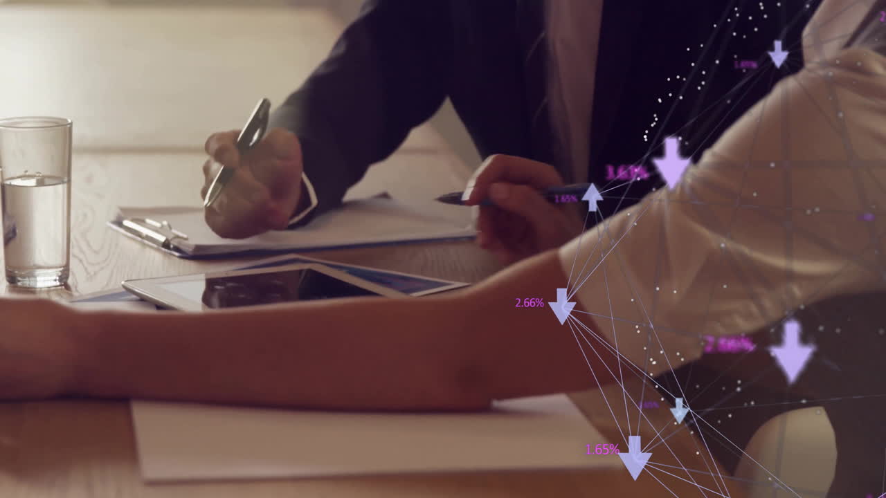 animación de la red de conexiones con iconos sobre diversos colegas que trabajan en la oficina