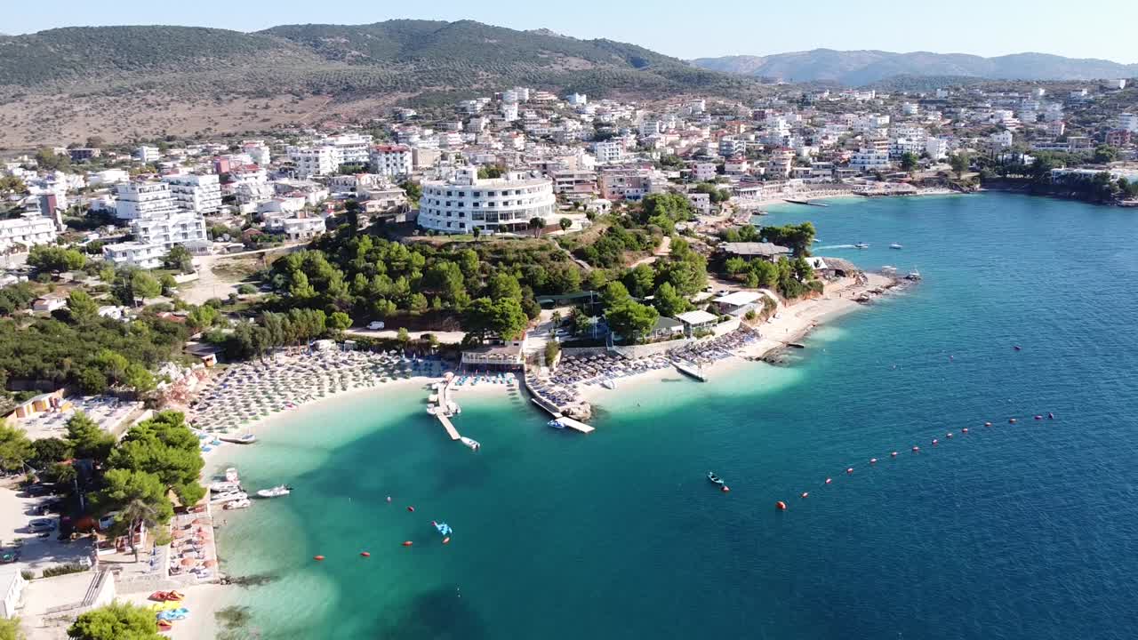 Ksamil, Arnavutluk - Oteller, Plaj, Şezlonglar, İyon Denizi ve Ada ile Popüler Tatil Destinasyonunun Havadan Görünümü