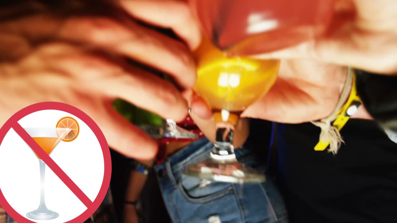 animación de bebida con cartel de prohibición con diversos amigos sosteniendo bebidas y haciendo brindis