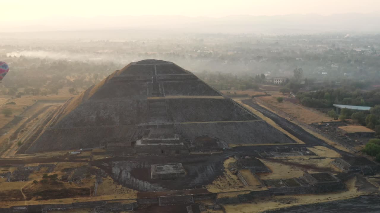 vista aérea del globo aerostático volando por la pirámide de la cultura azteca en teotihucan méxico, vista del amanecer
