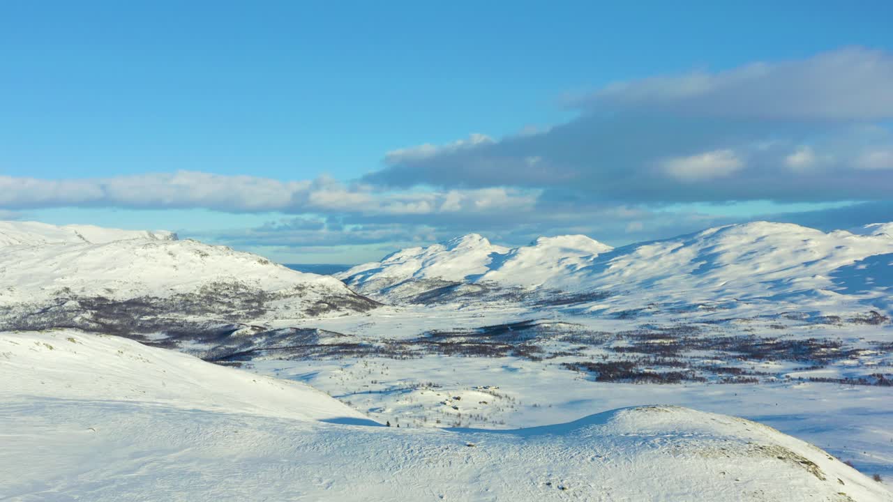 Luftfoto over den snedækkede dal og bjerge i Hemsedal, Norge.