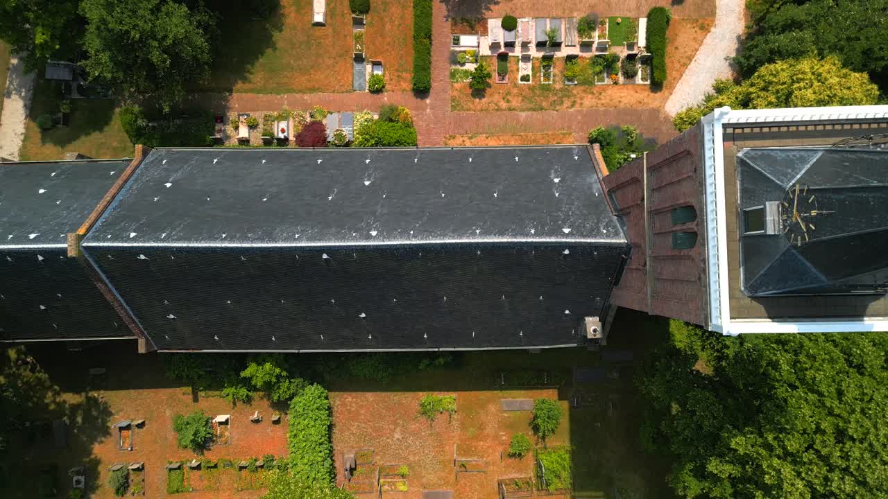 aérea mirando directamente hacia abajo en una iglesia medieval de edad en europa