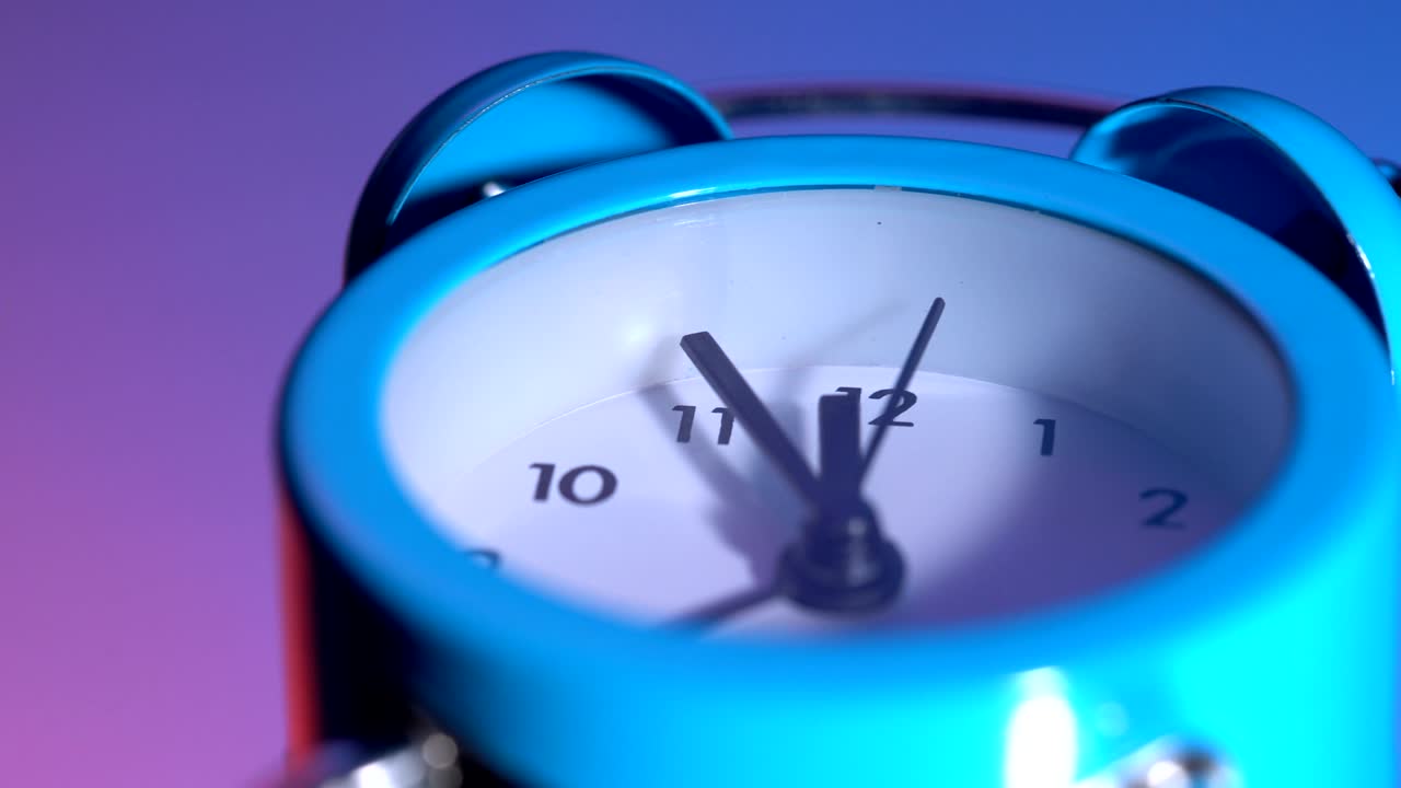 다채로운 배경 에 있는 알람 시계