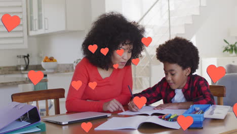 animación de iconos de corazones en las redes sociales sobre una mujer y un hijo biraciales haciendo la tarea