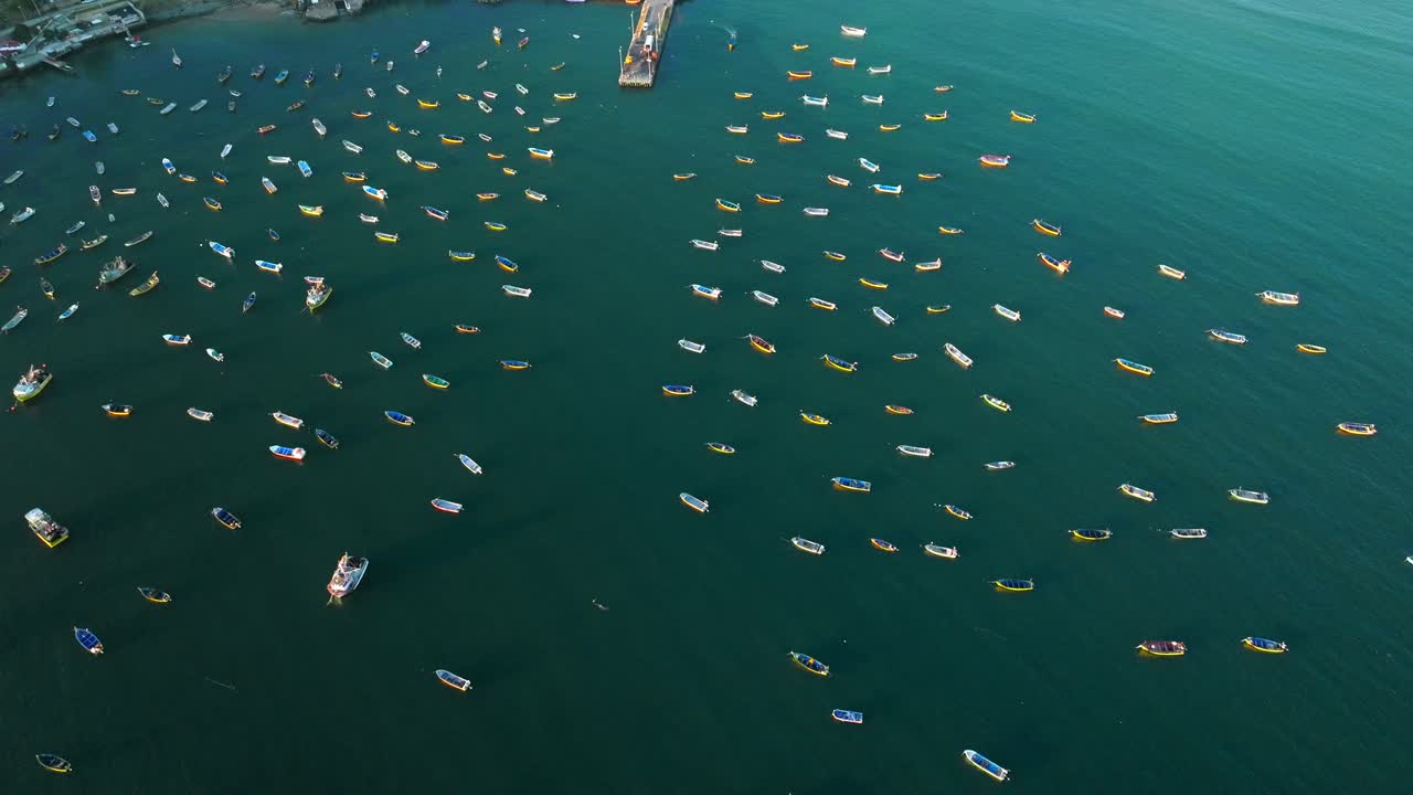 칠레 북부 통고이 코브에 있는 여러 개의 노란색 보트의 공중 궤도