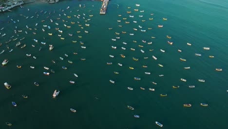 órbita-Aérea-De-Varias-Lanchas-Amarillas-En-Caleta-Tongoy,-Norte-De-Chile