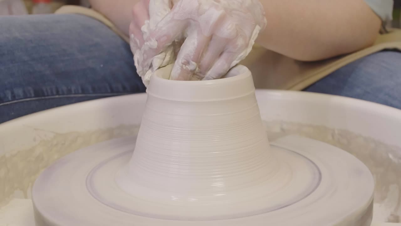 alfarero profesional que utiliza la rueda del alfarero