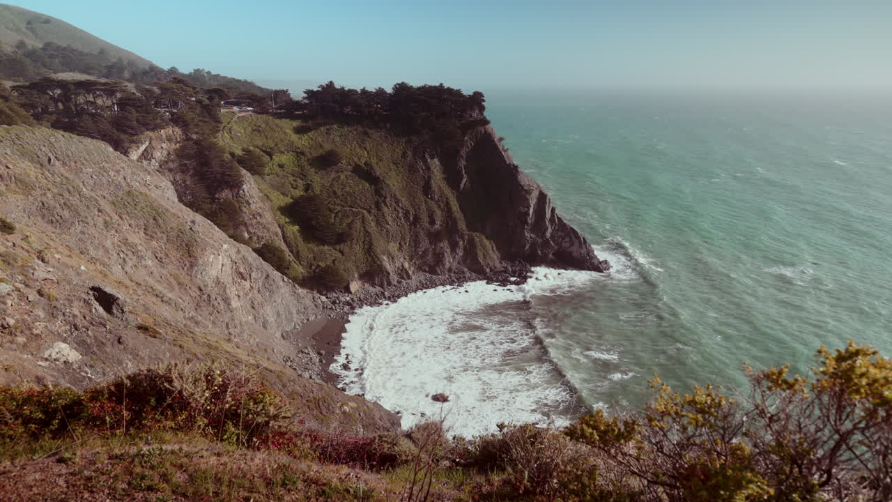 파도가 있는 해안 절벽