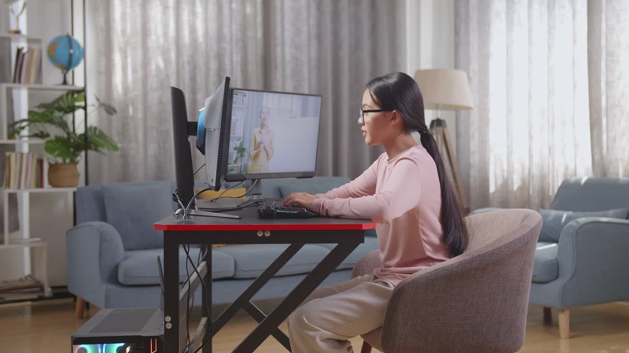 가정에서 컴퓨터를 사용하여 온라인으로 공부하는 여성