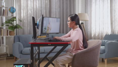 mujer estudiando en línea usando computadora en casa