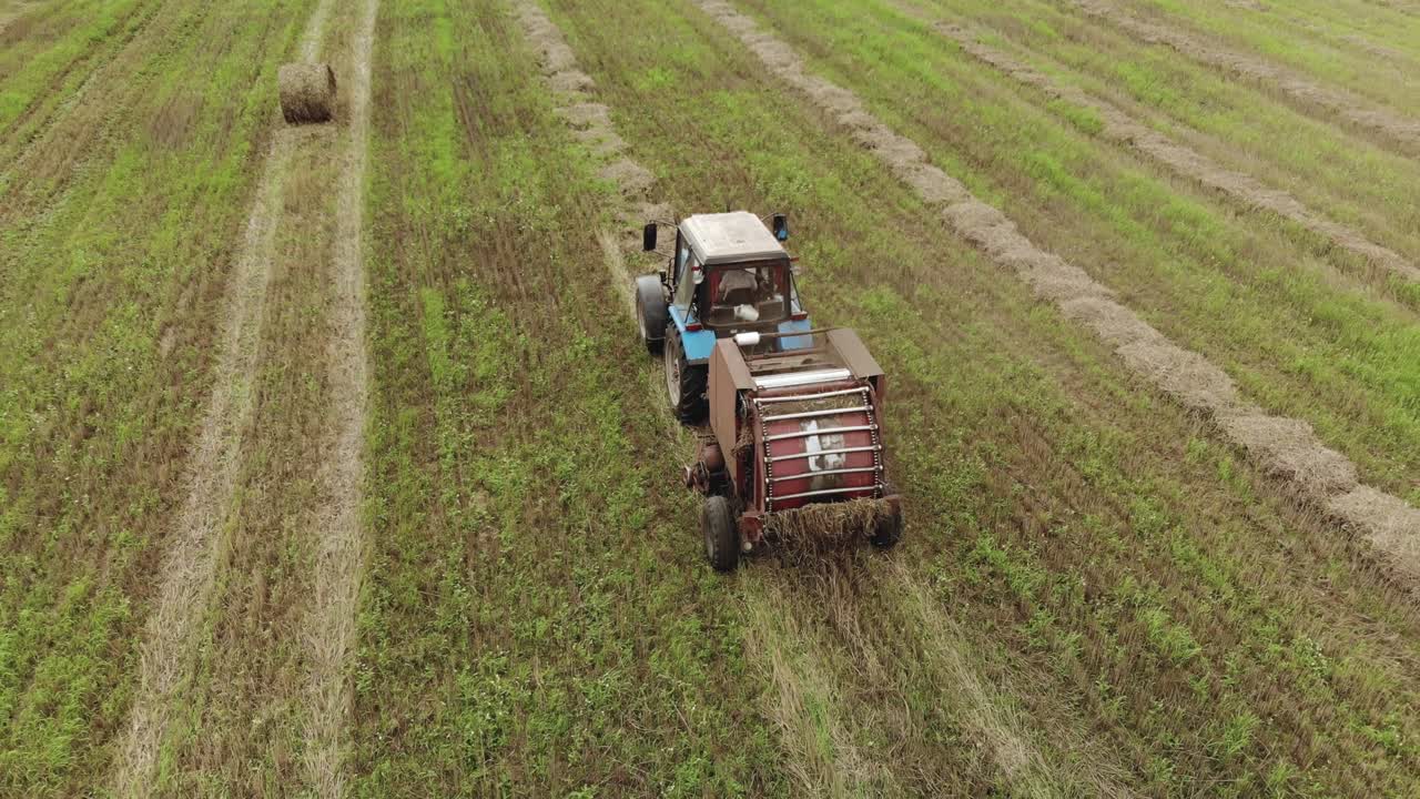 수확 된 농업 에서 을 는 트랙터