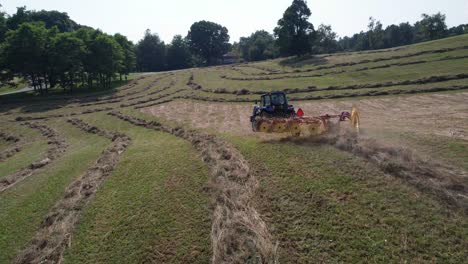 Rastrillar-Heno-Con-Tractor-En-El-Condado-De-Watauga,-Boone-NC,-Carolina-Del-Norte