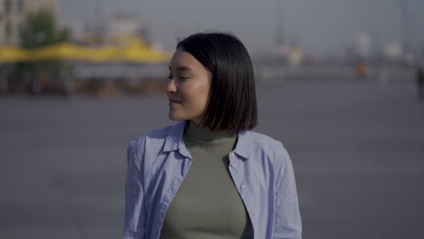 Mujer-Hermosa-Joven-Sonriendo-Y-Mirando-A-La-Cámara-Al-Aire-Libre