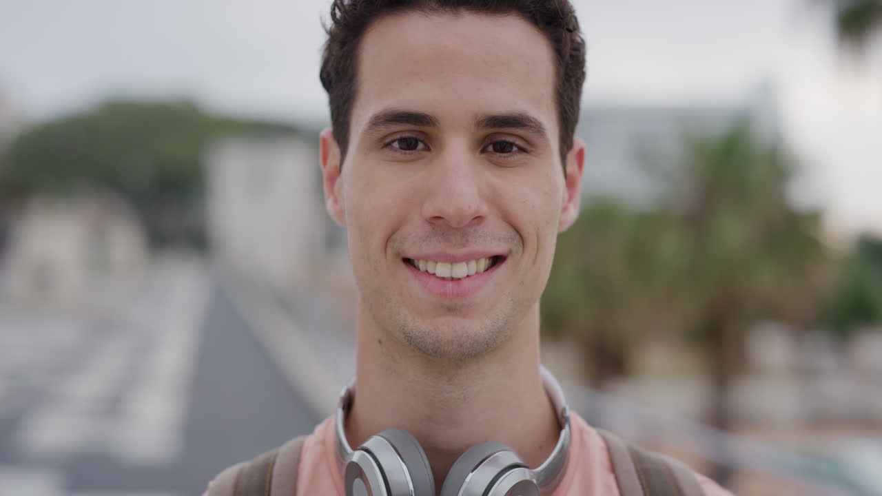 retrato de cerca atractivo joven hombre hispano estudiante sonriendo disfrutando de unas vacaciones exitosas estilo de vida relajado hombre en la ciudad urbana