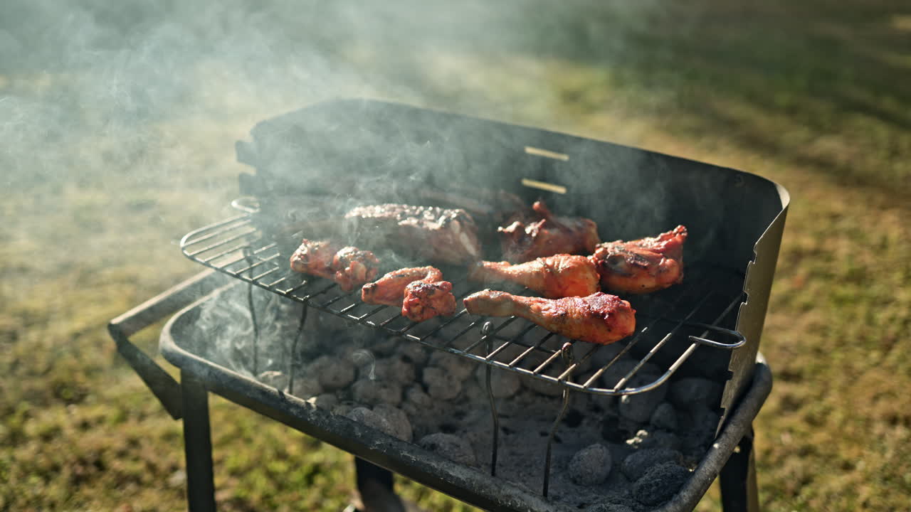 Carne appena marinata grigliata su una griglia da strada. Griglia barbecue per la strada. La carne viene grigliata su una griglia a carbone