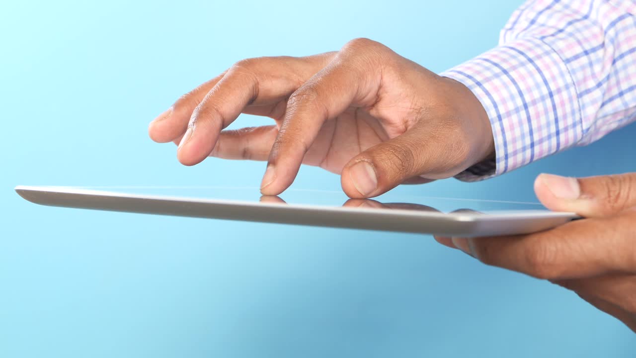 persona que utiliza una tableta