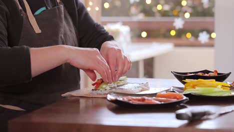 Hacer-Sushi-En-La-Cocina-De-Casa.-Manos-De-Mujer-Rodando-Sushi-Casero.