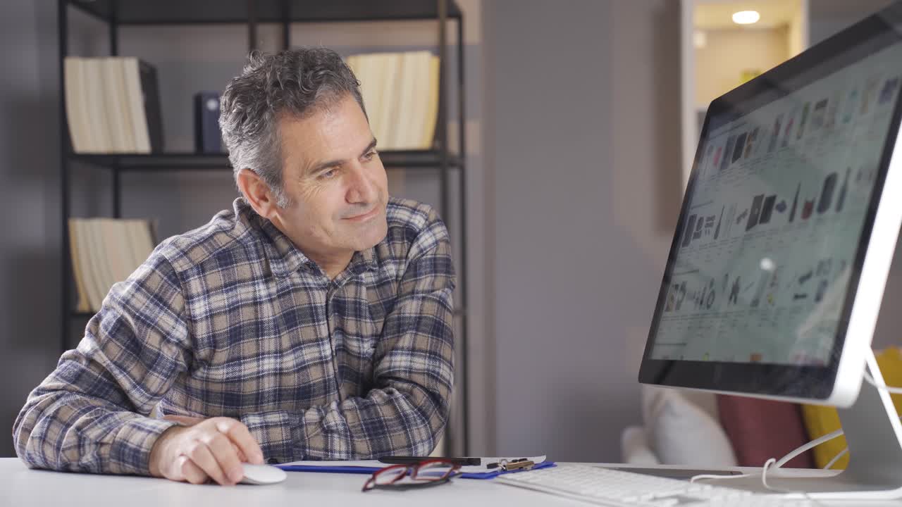 un hombre navegando e investigando sitios de compras en línea para comprar nuevos productos.