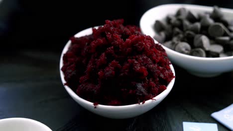 rodaje en círculo en cámara lenta de pulpa de remolacha roja para una gran receta de muffins de pulpa de remolacha de chocolate