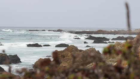 rocosa y escarpada costa del océano, olas de agua de mar chocando contra las rocas, monterey california