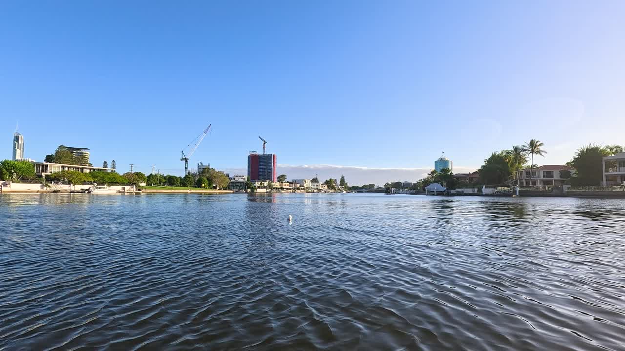 아름다운 골드 코스트 운하 를 따라 보트 를 타고 항해 하는 것