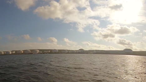 Tanques-De-Una-Refinería-Vistos-Desde-El-Mar-Al-Pasar-En-Barco