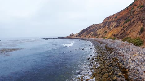 flug entlang des felsigen strandes der südbucht von rancho palos verdes, kalifornien